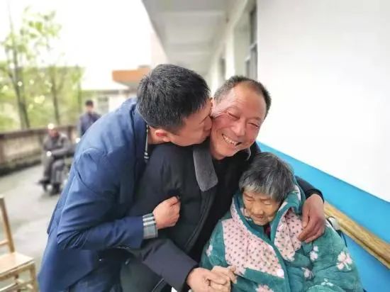 DƬ